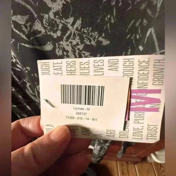 Lularoe medium black & grey floral and plaid long sleeve Lynnae top. NWT. Fun! - Picture 4 of 8